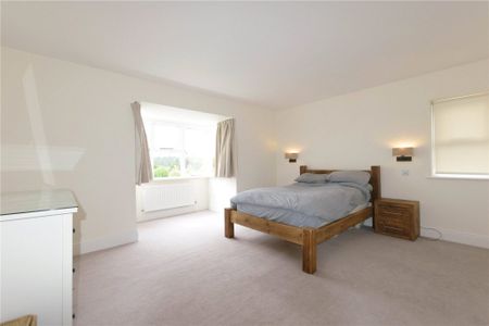 2 Bedroom House - Lodge Hill Road, Lower Bourne - Photo 3