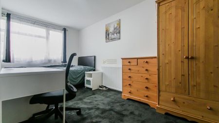 4 bedroom end of terrace house to rent - Photo 5