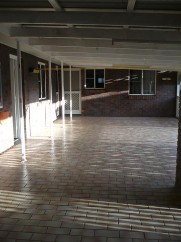 Large brick family home - close to shopping complex and University - Photo 3