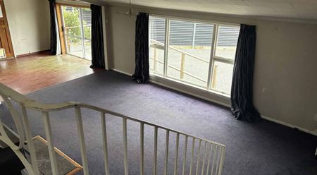 Five bedroom home - ALLENTON - Photo 2