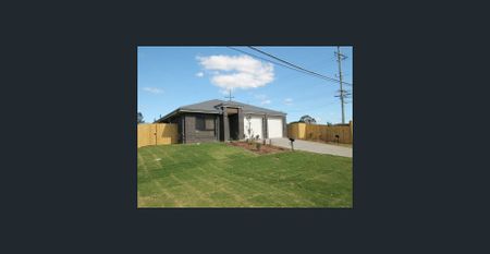 Modern 3Bed Home in Loganlea 6Month Lease from 01/12/2025 - Photo 2