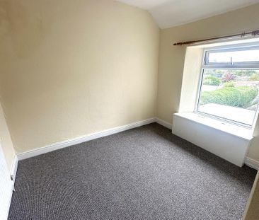 3 bedroom end of terrace house to rent - Photo 2