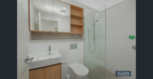 Spacious and bright - Photo 1