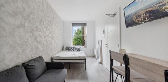 1 bedroom in a flat share to rent - Photo 2