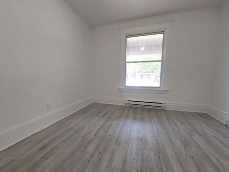 For Lease - 2143 Gerrard Street Unit# Main Fl, Toronto, Ontario - Photo 3