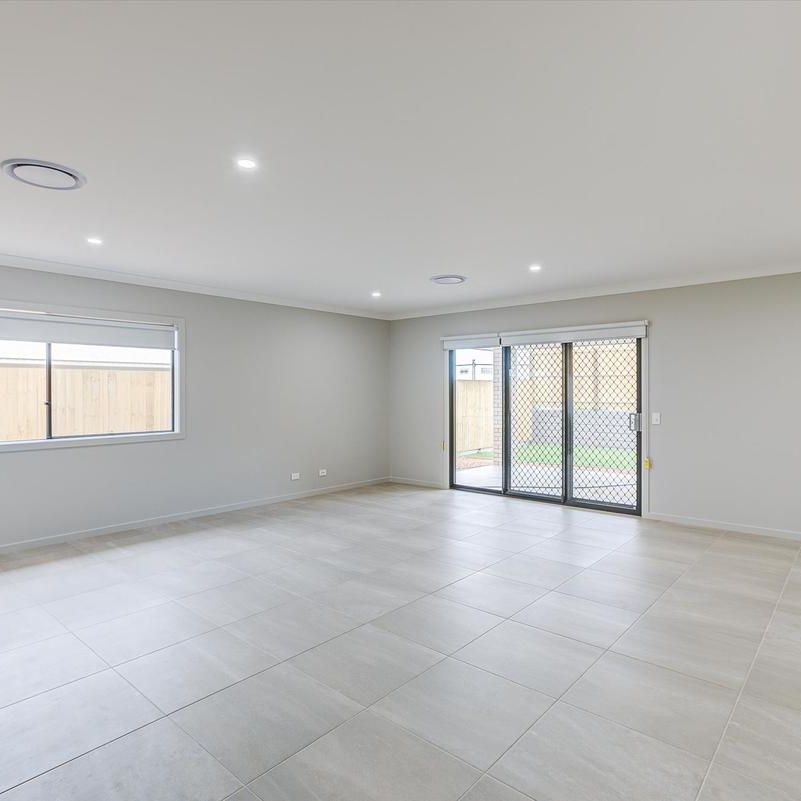 Large Near New Modern Family Home - Photo 1