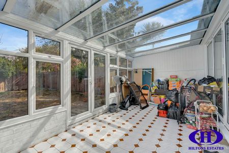 5 bedroom semi-detached house to rent - Photo 4