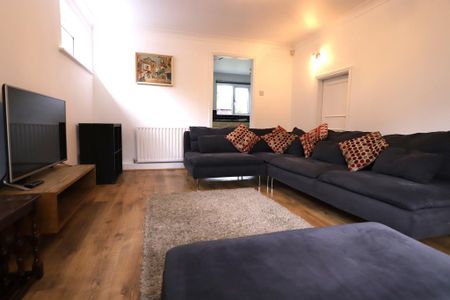 5 bedroom detached house to rent - Photo 3