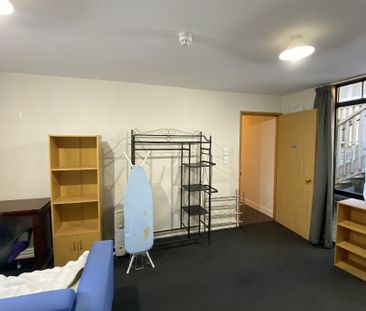 Centrally located boarding house - Photo 3