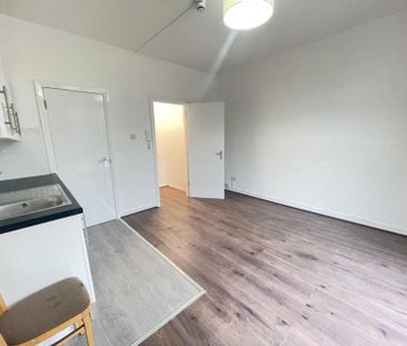 Colney Hatch Lane, London - Photo 4