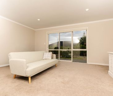 Stunning Upmarket 5-Bedroom Family Home in Gulf Harbour - Photo 3