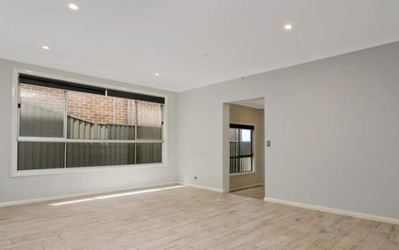 Comfortable 4-Bedroom House in Schofields - Photo 2