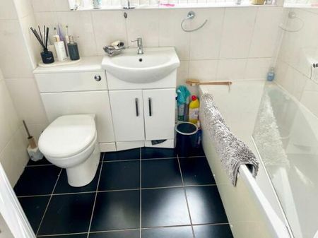 4 bedroom detached house to rent - Photo 2