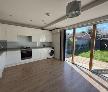 3 bedroom end of terrace house to rent - Photo 2