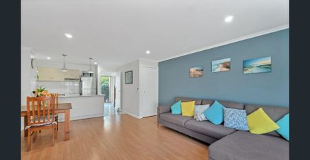 Stylish and Private Townhouse with Prime Location and Entertainment Spaces - Photo 2