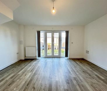 2 Bedroom House - Mid Terrace To Let - Photo 1