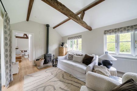 A beautifully refurbished cottage with countryside views. - Photo 4