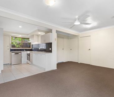 Renovated 2-Bedroom Duplex in a Super-Central Molendinar Location - Photo 2