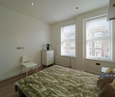 1 bedroom in a flat share to rent - Photo 4