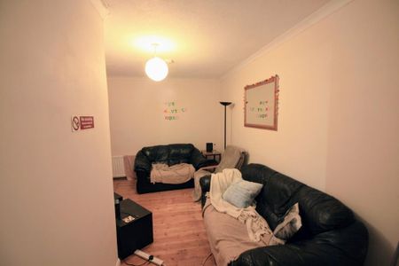 5 bedroom semi-detached house to rent - Photo 4