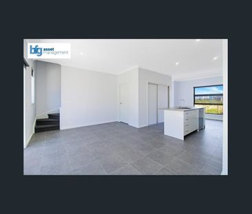 Modern 3-Bedroom Townhouse in a Prime Cranbourne West Location - Photo 2