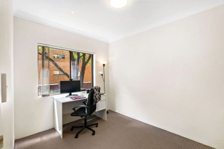 2 BEDROOM GEM IN THE HEART OF PARRAMATTA! GREAT VALUE! - Photo 4