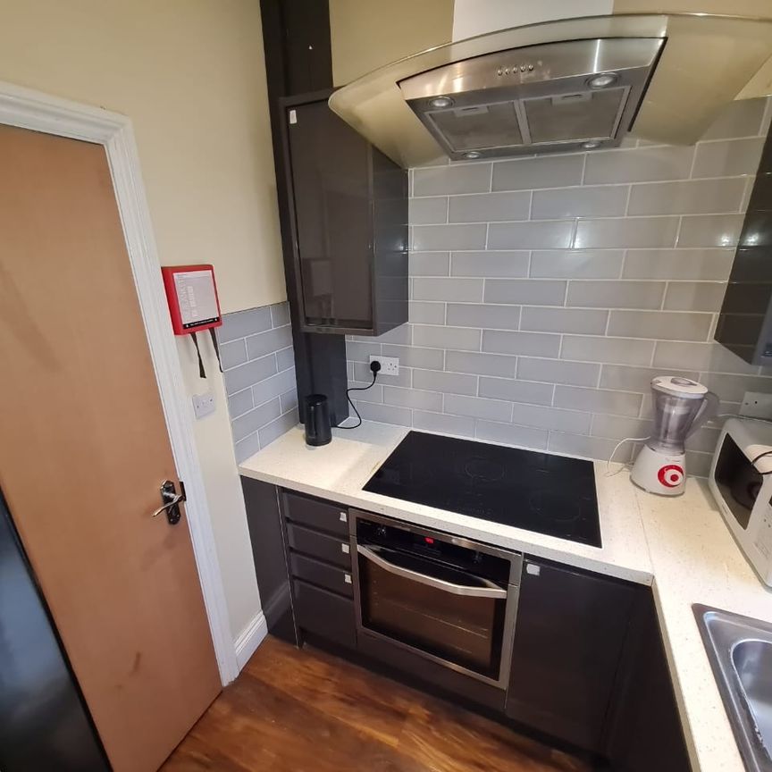 2 Bed Flat, Hatherley Gardens, E6 - Photo 1