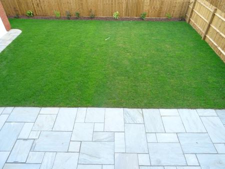 Available 5 Bed House - detached - Photo 3