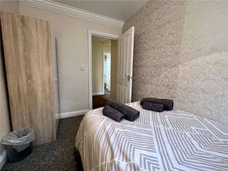 4 bedroom end of terrace house to rent - Photo 4