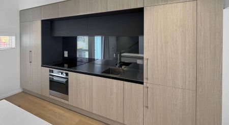 CITY CENTRE - THREE BEDROOM, THREE BATHROOM LUXURY TOWNHOUSE - Photo 5