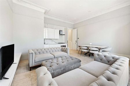 A wonderful short let one bedroom apartment situated on the first floor with high ceilings. - Photo 3