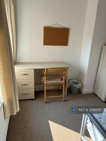 1 bedroom in a house share to rent - Photo 4
