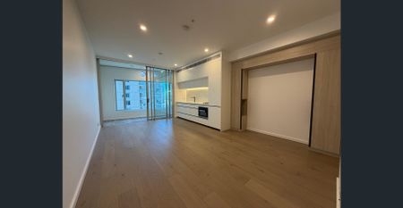 Luxury One Bedroom Apartment For Lease - Photo 2