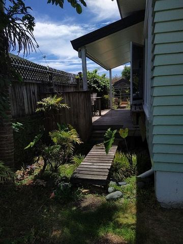 Charming Te Atatu Bedsit w/ Deck! - Photo 2