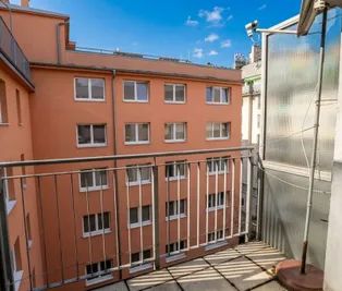 Schöne Wohnung mit einer Südwest-Loggia und Lift! - Photo 2