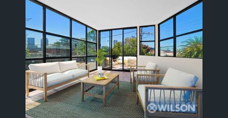 Stylish Mixed-Use Residence with City Views & Versatile Home Office in Prime Port Melbourne - Photo 2