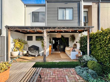 Stylish 3 - Bedroom Parkfront Living - Photo 3