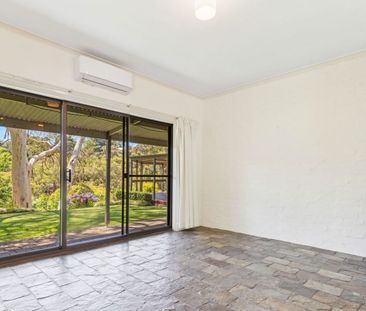 Family residence in leafy setting - Photo 5