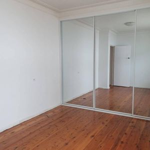 4 BED HOUSE - Photo 2