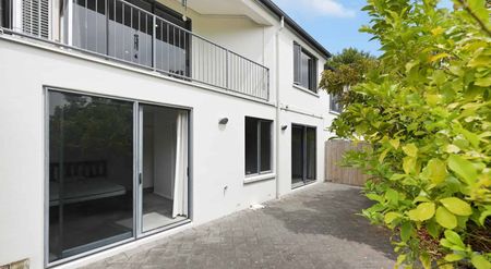 Three Bedroom Townhouse in Sought After Locale- Walk to CBD! - Photo 2