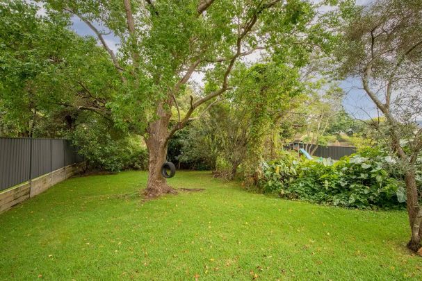 3-BEDROOM COTTAGE WITH STUNNING LAKE AND BUSHLAND VIEWS - Photo 1