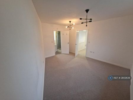 3 bedroom semi-detached house to rent - Photo 4
