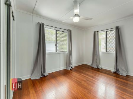 3 BEDROOM HOME WITH AIR CONDITIONING CLOSE TO EVERYTHING - Photo 3