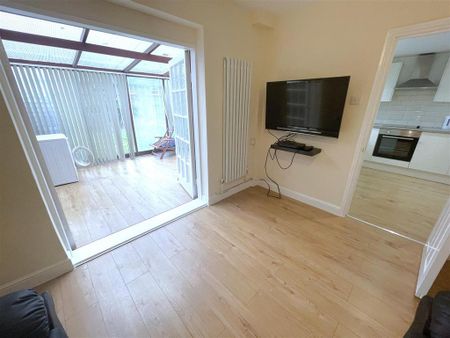 1 bedroom in a house share to rent - Photo 2