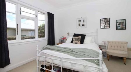 ROSLYN - 1 BEDROOM - Photo 2