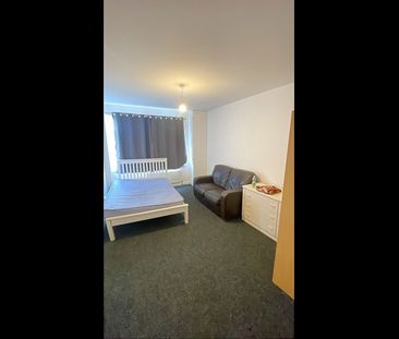 3 Bed Flat, Wordsworth Drive, S5 - Photo 2