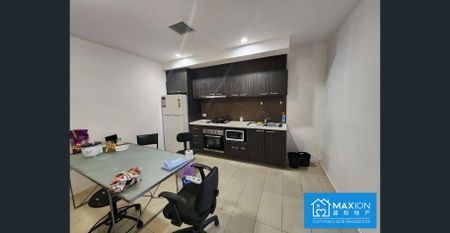 Bright & Spacious 3-Bedroom Apartment | City-Fringe Living - Photo 3