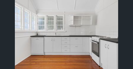 Freshly Renovated Elevated Home - Pet Friendly - Photo 5