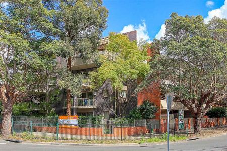 3 bedroom split level apartment with tandem security parking - Photo 5