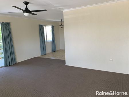 Spacious Family Home in a Quiet Cul-de-Sac! - Photo 3